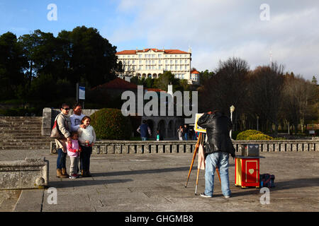 Famille ont leur photo prise le Monte de Santa Luzia, Pousada Santa Luzia hotel derrière, Viana do Castelo, Nord du Portugal Banque D'Images