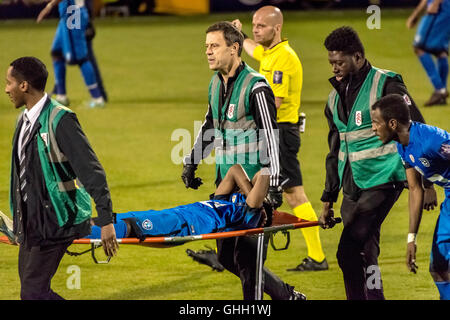 Londres, Royaume-Uni. 8 Août, 2016. Un joueur de l'équipe Al-Hilal s'évacuer avec des blessures lors de l'vs Al-Ahli Al-Hilal Arabie Super Cup match finales à Craven Cottage, Fulham Football Club Crédit : Guy Josse/Alamy Live News Banque D'Images