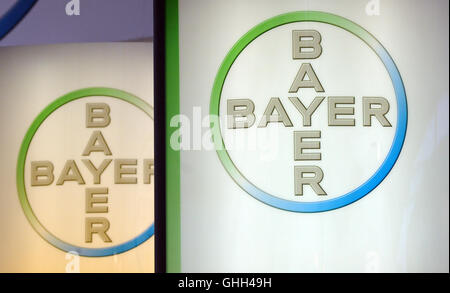 (Dossier) une archive photo datée du 16 novembre 2010 présente le logo de l'entreprise Bayer à Karlsruhe, Allemagne. Le Bayer a chuté 10,58 pour cent du stock à 36,505 euros, les experts du marché qui imputent à l'US health board, la FDA, exigeant plus d'informations sur l'anticoagulent, Xarelto. Photo : MARIJAN MURAT | conditions dans le monde entier Banque D'Images