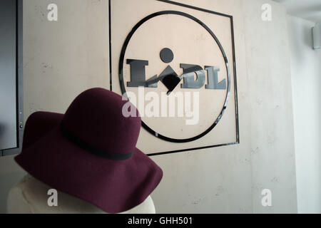 Hambourg, Allemagne. 30Th Jun 2016. Un chapeau à partir de la ligne de mode du Lidl est présenté dans une fenêtre pop-up store am Neuen Wall à Hambourg, Allemagne, 7 septembre 2016. À partir de la 8 à la dix-septième de septembre 2016 la distribution alimentaire va présenter des pièces de leur collection de qualité leur ligne de mode "Esmara". Photo : Christian Charisius/dpa/Alamy Live News Banque D'Images