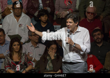 Sao Paulo, Brésil. 27 Sep, 2016. Candidat du Parti des travailleurs au maire de Sao Paulo, Fernando Haddad, répond aux électeurs lors d'un événement à la Casa de Portugal, à Sao Paulo, Brésil, ce mardi 27. © Paulo Lopes/ZUMA/Alamy Fil Live News Banque D'Images