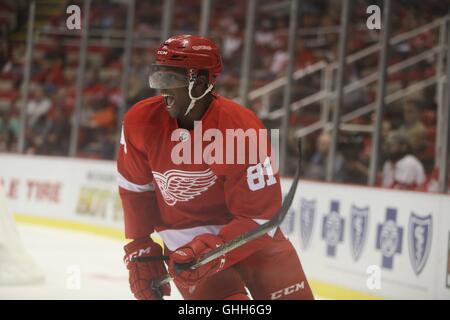Au Michigan, aux États-Unis. 27 Sep, 2016. Red Wings de Detroit Givani Smith skates contre les Penguins de Pittsburgh au cours de l'action première période mardi 27 septembre 2016 au Joe Louis Arena de Detroit MI. Kirthmon F. Dozier/Detroit Free Press © Detroit Free Press/ZUMA/Alamy Fil Live News Banque D'Images