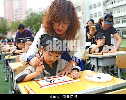Shenzhen, Shenzhen, Chine. 27 Sep, 2016. Shenzhen, Chine-Septembre 27 2016 : (usage éditorial uniquement. Chine OUT) Les enfants portant des vêtements traditionnels Chinois Han Hanfu assister à la première cérémonie d'écriture de Qinhuangdao, Chine du nord¡¯s â la province de Hebei, September 27th, 2016. De nombreux élèves du primaire de la première année d'apprendre à écrire le caractère chinois pour ren (ce qui signifie personne) et payer le respect de Confucius à la cérémonie, qui les aide à en savoir plus sur la culture traditionnelle chinoise. © SIPA Asie/ZUMA/Alamy Fil Live News Banque D'Images