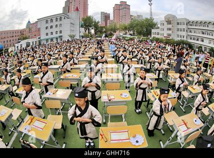 Shenzhen, Shenzhen, Chine. 27 Sep, 2016. Shenzhen, Chine-Septembre 27 2016 : (usage éditorial uniquement. Chine OUT) Les enfants portant des vêtements traditionnels Chinois Han Hanfu assister à la première cérémonie d'écriture de Qinhuangdao, Chine du nord¡¯s â la province de Hebei, September 27th, 2016. De nombreux élèves du primaire de la première année d'apprendre à écrire le caractère chinois pour ren (ce qui signifie personne) et payer le respect de Confucius à la cérémonie, qui les aide à en savoir plus sur la culture traditionnelle chinoise. © SIPA Asie/ZUMA/Alamy Fil Live News Banque D'Images