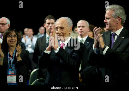 Le président israélien Shimon Peres reconnaît qu'il est appelé à recevoir la Médaille présidentielle de la liberté du Président des Etats-Unis Barack Obama lors de l'allocution d'Obama à l'American Israel Public Affairs Committee (AIPAC) Conférence politique à Washington, D.C. le Dimanche, Mars 4, 2012. À gauche est l'Ambassadeur d'Israël Michael Oren..Credit : Ron Sachs / Piscine via CNP /MediaPunch Banque D'Images