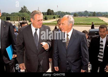 Le secrétaire américain à la défense Donald H. Rumsfeld (gauche) escorts Ministre israélien des affaires étrangères Shimon Peres sur le Pentagone à Washington, DC Le 1er août 2002. Les deux hommes se rencontreront pour discuter d'un éventail de sujets de préoccupation pour les deux nations. Crédit obligatoire : Robert D. Ward / DoD via CNP /MediaPunch Banque D'Images