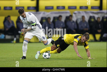 Dortmund, Allemagne. 27 Septembre, 2016. Sergio Ramos (Real Madrid) défis Mario Goetze (Borussia Dortmund) lors de la Ligue des Champions match entre Borussia Dortmund et le Real Madrid, parc Signal Iduna à Dortmund le 27 septembre 2016. Dpa : Crédit photo alliance/Alamy Live News Banque D'Images