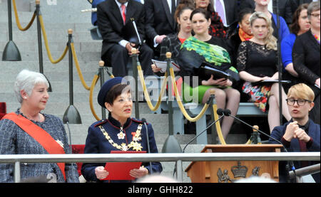 Wellington, Nouvelle-Zélande. 28 Sep, 2016. New Zealand's 21e gouverneur général Dame Patsy Reddy (2L) prévoit ce serment sur le parvis du Parlement de Nouvelle-Zélande à Wellington, Nouvelle-Zélande, le 28 septembre 2016. Dame Patsy Reddy a juré à celle de la Nouvelle-Zélande 21e gouverneur général du Canada à Wellington le mercredi et devient la troisième femme à occuper le poste. Credit : Su Liang/Xinhua/Alamy Live News Banque D'Images