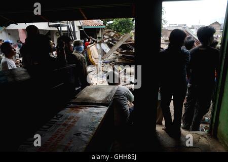 Jakarta, Indonésie. 28 Sep, 2016. Regarder les gens d'une excavatrice à démolir leurs maisons, à Bukit Duri, un bidonville à Jakarta, Indonésie, le 28 septembre 2016. L'administration de la ville de Jakarta a commencé à expulser les résidents et démolir des maisons à Bukit Duri, un bidonville sur les rives de la rivière Ciliwung, pour faire place à la rivière Ciliwung programme d'atténuation des inondations. Ti'Kucahya Crédit : B./Xinhua/Alamy Live News Banque D'Images