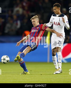 Moscou, Russie. 27 Sep, 2016. Ligue des Champions de football. Le CSKA Moscou contre Tottenham Hotspur. Le CSKA Moscou a Pontus Wernbloom (L) efface l'attaque de Tottenham Hotspur en action © Alli Dele Plus Sport/Alamy Live News Banque D'Images