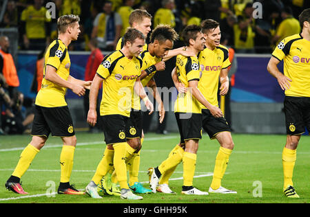 Dortmund Allemagne Signal-Iduna Arena , 27.9.2016, l'UEFA Champions League Saison 2016/17, Groupe étape, Journée 2 - Borussia Dortmund (BVB) vs Real Madrid ---joueurs de Dortmund à partir de la gauche : Action de Lukasz (BVB), Mario (Gštze Goetze) (BVB),Matthias Ginter (BVB), Pierre-Emerick Aubameyang (BVB), Raphaël Guerreiro (BVB), Julian Weigl (BVB) Credit : kolvenbach/Alamy Live News Banque D'Images