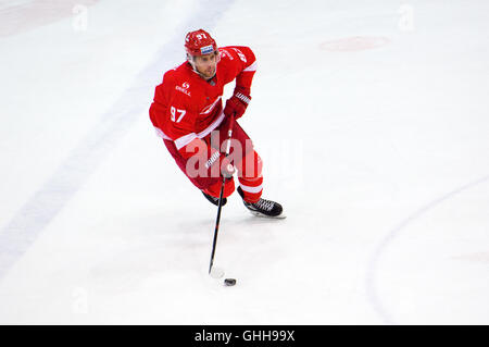 Moscou, Russie. 27 Septembre, 2016. Matt Gilroy (97) match de hockey au cours de dribble vs Spartak Ugra, sur la Russie KHL Championship le 27 novembre 2016, à Moscou, Russie. Ugra a gagné 3:2 Crédit : Alexander Mitrofanov/Alamy Live News Banque D'Images