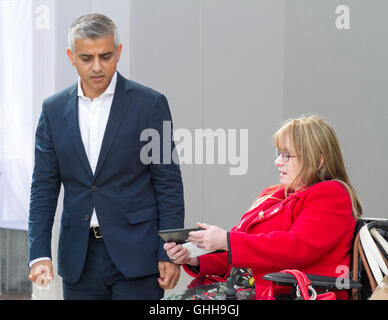 Sadiq Khan Mobilité Jacqueline Robinson lui n'coupe une figure à l'extérieur de l'entrée à la conférence du parti travailliste à Liverpool après avoir été ignorées par le maire de Londres, Sadiq Khan. Jacqueline, un membre en règle du Parti travailliste a été suspendu et interdit d'assister à la conférence. Elle est membre de l'unir et Communications Workers Union et un activiste pour l'ATLC, personnes handicapées contre les coupures' et un partisan du travail tout au long de la vie. Credit : Cernan Elias/Alamy Live News Banque D'Images