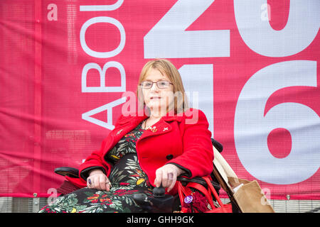 Liverpool, Royaume-Uni. 28 Septembre, 2016. Mobilité Jacqueline Robinson lui n'coupe une figure à l'extérieur de l'entrée à la conférence du parti travailliste à Liverpool. Jacqueline, un membre en règle du Parti travailliste a été suspendu et interdit d'assister à la conférence. Elle est membre de l'unir et Communications Workers Union et un activiste pour l'ATLC, personnes handicapées contre les coupures' et un partisan du travail tout au long de la vie. Credit : Cernan Elias/Alamy Live News Banque D'Images