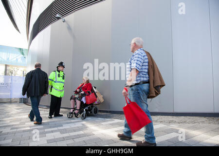 Liverpool, Royaume-Uni. 28 Septembre, 2016. Mobilité Jacqueline Robinson lui n'coupe une figure à l'extérieur de l'entrée à la conférence du parti travailliste à Liverpool. Jacqueline, un membre en règle du Parti travailliste a été suspendu et interdit d'assister à la conférence. Elle est membre de l'unir et Communications Workers Union et un activiste pour l'ATLC, personnes handicapées contre les coupures' et un partisan du travail tout au long de la vie. Credit : Cernan Elias/Alamy Live News Banque D'Images