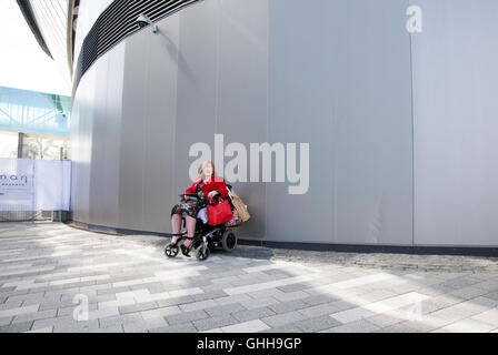 Liverpool, Royaume-Uni. 28 Septembre, 2016. Mobilité Jacqueline Robinson lui n'coupe une figure à l'extérieur de l'entrée à la conférence du parti travailliste à Liverpool. Jacqueline, un membre en règle du Parti travailliste a été suspendu exclu et interdit d'assister à la conférence. Elle est membre de l'unir et Communications Workers Union et un activiste pour l'ATLC, personnes handicapées contre les coupures' et un partisan du travail tout au long de la vie. Credit : Cernan Elias/Alamy Live News Banque D'Images