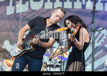 Franklin, nous. 28 Sep, 2016. Isbel Jason Singer et son épouse, la violoniste Amanda Shires, effectuer pendant la fête de pèlerinage dans le parc à Harlinsdale Farm à Franklin, Tennessee, USA, le 25 septembre 2016. Photo : Hubert Boesl/DPA - PAS DE FIL - SERVICE/dpa/Alamy Live News Banque D'Images