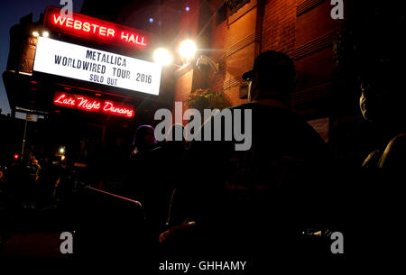 New York, USA. 27 Sep, 2016. Fans attendant dehors Webster Hall pour un concert par le groupe de heavy metal Metallica à New York, USA, 27 septembre 2016. PHOTO : JOHANNES SCHMITT-TEGGE/DPA (à l'ATTENTION DES RÉDACTEURS : POUR UN USAGE ÉDITORIAL UNIQUEMENT DANS LE CADRE DES RAPPORTS) © dpa/Alamy Live News Banque D'Images