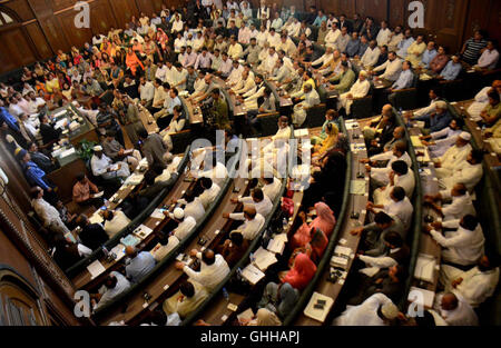 La première session de l'assemblée métropolitaine de Karachi se déroule sous la présidence du Maire adjoint Arshad Vohra, le mercredi 28 septembre 2016. Banque D'Images