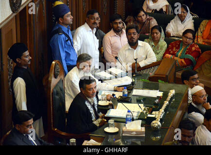 La première session de l'assemblée métropolitaine de Karachi se déroule sous la présidence du Maire adjoint Arshad Vohra, le mercredi 28 septembre 2016. Banque D'Images