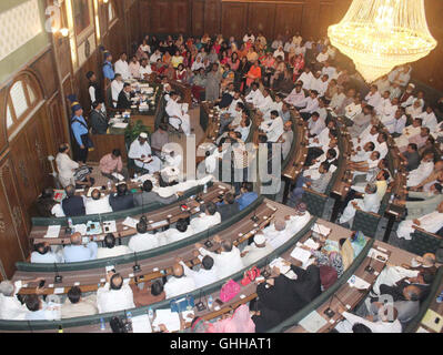 La première session de l'assemblée métropolitaine de Karachi se déroule sous la présidence du Maire adjoint Arshad Vohra, le mercredi 28 septembre 2016. Banque D'Images