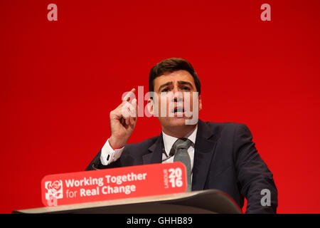 Andy Burnham donne un discours lors de la conférence du parti travailliste à Liverpool 2016 Banque D'Images