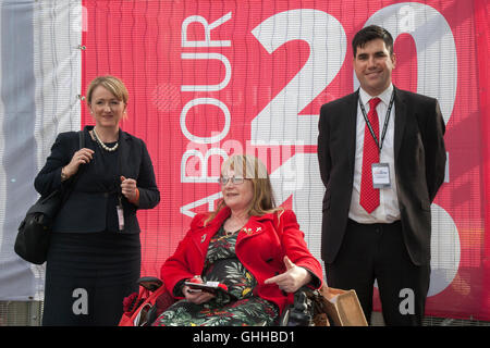 Liverpool, UK . 28 Septembre, 2016. Liverpool, Royaume-Uni. 28 Septembre, 2016. Stephen Twigg & Rebecca Long-Bailey MP parlant à mobilité Jacqueline Robinson qui coupe une figure solitaire à l'extérieur de l'entrée à la conférence du parti travailliste à Liverpool. Jacqueline, (Maman, survivant de la méningite, militante syndicale), un membre en règle du Parti travailliste a été suspendu et interdit d'assister à la conférence. Elle est membre de l'unir et Communications Workers Union et un activiste pour l'ATLC, personnes handicapées contre les coupures' et un partisan du travail tout au long de la vie. Credit : Cernan Elias/Alamy Live News Banque D'Images