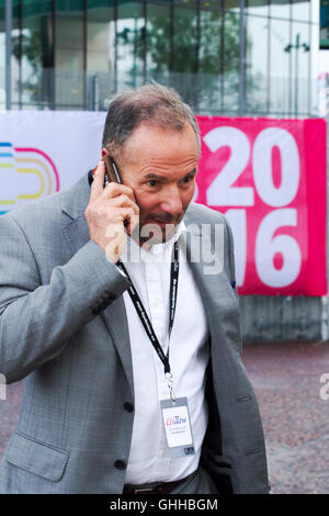 Liverpool, UK . 28 Septembre, 2016. Dernier jour de la conférence du Parti travailliste : ancien politicien Derek Hatton laisse à mi-chemin de la première intervention de Jeremy Corbyn incontesté comme dirigeant syndical. Derek Hatton est un ancien politicien, communicateur, promoteur immobilier, homme d'affaires et après-dîner. Il a acquis une notoriété nationale en tant que leader adjoint du conseil municipal de Liverpool dans les années 1980 et a été membre du groupe militant trotskyste Cernan Crédit : Elias/Alamy Live News Banque D'Images