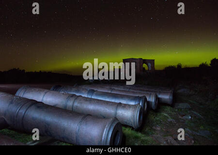 Bomarsund, Åland, la Finlande, le 29 septembre 2016. Septembre 2016 se termine avec une forte activité semaine Northern Lights dans tout le nord de l'Europe et l'éclairage peut être vu plus au sud que la normale. Ici l'Aurore boréale est capturé sur les ruines de l'Notvikstornet embrasure à la Fédération de guerre de Crimée, la forteresse de Bomarsund dans l'archipel d'Åland en Finlande la mer Baltique. Photo : Rob Watkins/Alamy News Banque D'Images