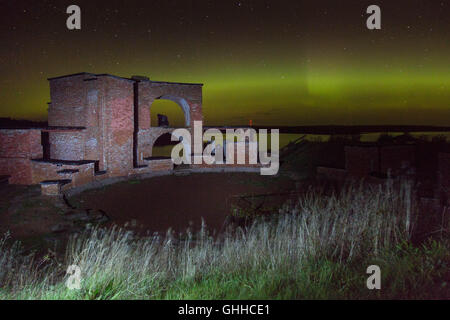 Bomarsund, Åland, la Finlande, le 29 septembre 2016. Septembre 2016 se termine avec une forte activité semaine Northern Lights dans tout le nord de l'Europe et l'éclairage peut être vu plus au sud que la normale. Ici l'Aurore boréale est capturé sur les ruines de l'Notvikstornet embrasure à la Fédération de guerre de Crimée, la forteresse de Bomarsund dans l'archipel d'Åland en Finlande la mer Baltique. Photo : Rob Watkins/Alamy News Banque D'Images