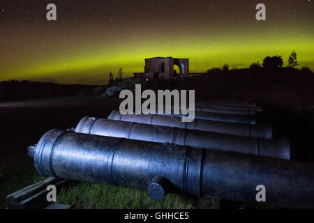 Bomarsund, Åland, la Finlande, le 29 septembre 2016. Septembre 2016 se termine avec une forte activité semaine Northern Lights dans tout le nord de l'Europe et l'éclairage peut être vu plus au sud que la normale. Ici l'Aurore boréale est capturé sur les ruines de l'Notvikstornet embrasure à la Fédération de guerre de Crimée, la forteresse de Bomarsund dans l'archipel d'Åland en Finlande la mer Baltique. Photo : Rob Watkins/Alamy News Banque D'Images