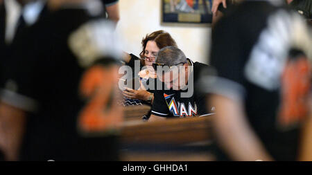 Miami, FL, USA. 28 Sep, 2016. Les gens paient leurs respects à Miami Marlins pitcher Jose Fernandez, le mercredi, Septembre 28, 2016, à l'église catholique Saint Brendan, à Miami. Credit : Sun-Sentinel/ZUMA/Alamy Fil Live News Banque D'Images