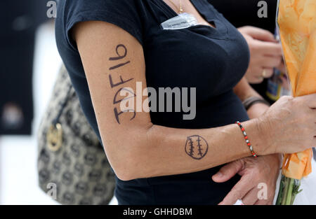 Miami, FL, USA. 28 Sep, 2016. Ligne des fans comme le corbillard arrive au stade. Les marlins de Miami et des fans se sont réunis au Parc des Marlins de dire au revoir au lanceur des Marlins Jose Fernandez. Le lanceur des Marlins a été tué dans un accident de bateau au cours de la fin de semaine. Mike Stocker, South Florida Sun-Sentinel.South Florida ; pas de MAGS ; PAS DE VENTES, PAS D'INTERNET, PAS DE TÉLÉVISION. Credit : Sun-Sentinel/ZUMA/Alamy Fil Live News Banque D'Images