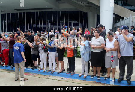 Miami, FL, USA. 28 Sep, 2016. Ligne des fans comme le corbillard arrive au stade. Les marlins de Miami et des fans se sont réunis au Parc des Marlins de dire au revoir au lanceur des Marlins Jose Fernandez. Le lanceur des Marlins a été tué dans un accident de bateau au cours de la fin de semaine. Mike Stocker, South Florida Sun-Sentinel.South Florida ; pas de MAGS ; PAS DE VENTES, PAS D'INTERNET, PAS DE TÉLÉVISION. Credit : Sun-Sentinel/ZUMA/Alamy Fil Live News Banque D'Images