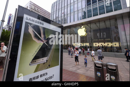 Los Angeles, Californie, USA. 16Th Jun 2016. Un panneau d'affichage Samsung Galaxy Note 7 s'élève face à un Apple Store dans la rue piétonne Nanjing Road, le 5 septembre 2016, à Shanghai, en Chine. Nanjing Road est la principale rue commerçante de Shanghai, Chine, et est l'une des rues plus commerçante. La rue tient son nom de la ville de Nanjing, capitale de la province de Jiangsu, Shanghai voisins. Nanjing Road d'aujourd'hui comprend deux sections, et Nanjing Road East Nanjing Road West. Dans certains contextes, ''Nanjing Road'' se réfère uniquement à ce qui a été pré-1945 Nanjing Road, N'aujourd'hui Banque D'Images