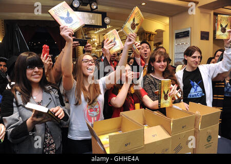 Buenos Aires, Argentine. 28 Sep, 2016. Fans de Harry Potter à poser une librairie avec le dernier volume de la série "Harry Potter et l'enfant maudit' dans les mains, à Buenos Aires, Argentine, le 28 septembre 2016. La version espagnole du livre devient disponible sur le marché le mercredi. © Alfredo Luna/TELAM/Xinhua/Alamy Live News Banque D'Images