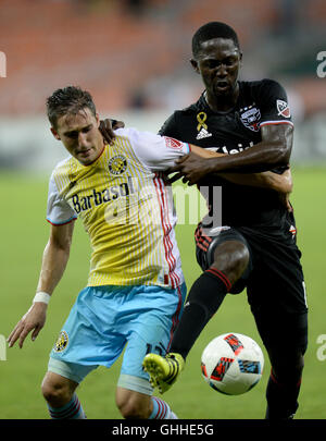 Washington, DC, USA. 28 Sep, 2016. Columbus Crew milieu SC ETHAN FINLAY (13) et D.C. United en avant PATRICK NYARKO (12) Bataille pour la balle dans la deuxième moitié du Stade RFK à Washington. Credit : Chuck Myers/ZUMA/Alamy Fil Live News Banque D'Images