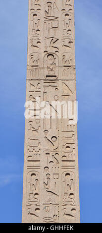 Hiéroglyphe égyptien ancien script sur obélisque dans le centre de Piazza del Popolo Banque D'Images