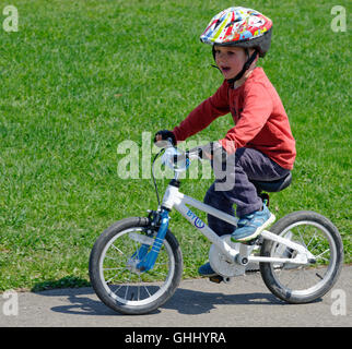 Un garçon de quatre ans son vélo équitation Banque D'Images