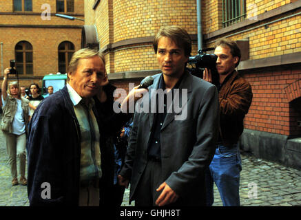 Folge : Fahrt zur Hölle Der Ex-Häftling Gellesch Alex glaubt Dr. Voss nhi habe damals nicht mit der nötigen Effizienz und verteidigt bringt nhi nhi Verdacht, nun ein Mörder und Vergewaltiger zu sein. Voir : Matula (CLAUS THEO GÄRTNER) hilft M. Voss (MATHIAS HERRMANN), als die Journalisten zu werden. aufdringlich aka. Fahrt zur Hölle Banque D'Images