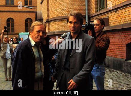 Ex-Häftling Gellesch der glaubt Alex M. Voss habe damals nicht mit der nhi nötigen Effizienz und verteidigt bringt nhi nhi Verdacht nun ein Mörder und, Vergewaltiger zu sein. Voir : Matula (CLAUS THEO GÄRTNER) hilft M. Voss (MATHIAS HERRMANN), als die Journalisten zu werden. aufdringlich aka. Fahrt zur Hölle Banque D'Images