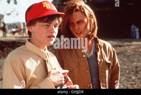 Der junge Gilbert Grape wohnt in einem kleinen Provinznest dans l'Iowa. Pflichtbewußt Liebevoll und er kümmert sich um seine übergewichtige Mutter, seine zwei Schwestern und seinen geistig zurückgebliebenen Bruder Arnie. Erst durch die Liebe zu der durchreisenden Becky entdeckt er, dass er auch sein Glück denken darf. Bild : LEONARDO DiCAPRIO (Arnie), Johnny Depp (Gilbert Grape) Régie : HallstrÜm alias. What's Eating Gilbert grape ? Banque D'Images