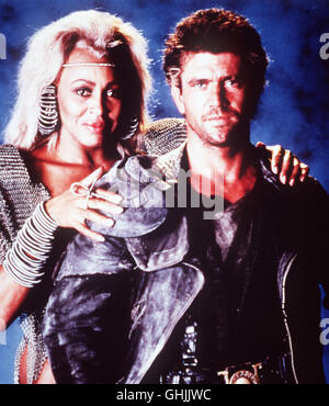 Mad Max beyond Thunderdome est Spannender Endzeit-Thriller Max-Trilogie aus der Mad. Aunty Entity (Tina Turner) beherrscht die Metropole Bartertown. Eindringling dem Mad Max (MEL GIBSON) erteilt Sie den Auftrag, den riesenhaften Blaster zu beseitigen. Regie : George Miller aka. Mad Max beyond Thunderdome est Banque D'Images