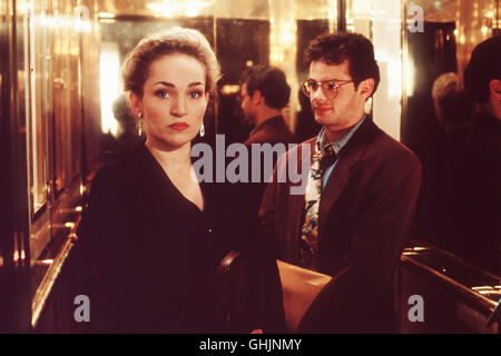 Folge : Gier Sonja Winkler (ANGELIKA BARTSCH) ist auf dem Weg zu ihrer Hotelsuite, als ihr Stiefsohn Norbert (MRCO HOFSCHNEIDER) dans den ascenseur steigt. aka. Gier Banque D'Images