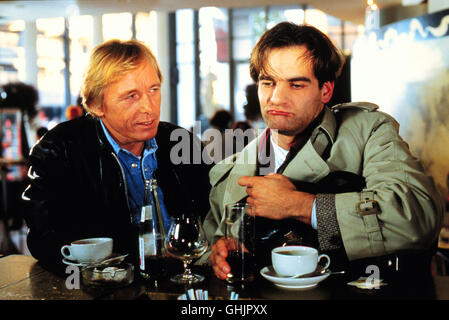 Folge : Geld nicht verjährt Matula (CLAUS THEO GÄRTNER, l.) trifft bei seinen Kollegen auf einen Recherchen, Privatdetektiv Dentzel (HEINRICH SCHAFMEISTER). aka. Geld nicht verjährt Banque D'Images