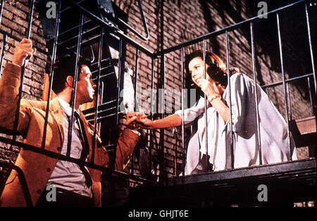 WEST SIDE STORY USA 1960 Die "côté ouest" von New York : zwei Jugendbanden kämpfen gegeneinander. RICHARD BEYMER (Tony), der guinée Anführer der 'Jets, entdeckt auf einem Ball seine Liebe zu Maria (NATALIE WOOD), der des der Sœur patrons "les requins". Doch Es gibt kein 'Happy End' für die beiden ... Regie : Robert Wise, Jerome Robbins aka. West Side Story Banque D'Images