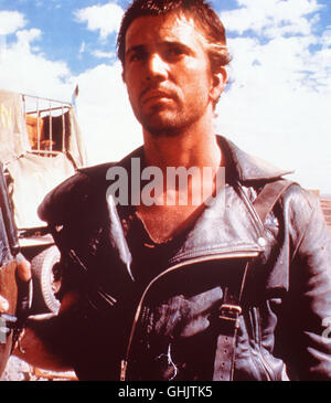 Erster Film der Mad-Max-Trilogie, durch die Hauptdarsteller Mel Gibson über Nacht zum Superstar wurde. Dans naher Zukunft ist die Erde verwüstet Motorrad-Gang sadistischen, mourir des terroriziert Toecutter das Land - bis Polizist Mad Max (MEL GIBSON) zu einem vernichtenden Feldzug gegen die Endzeit-Verbrecher startet. Regie : George Miller aka. Mad Max Banque D'Images