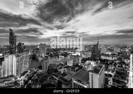 Noir blanc horizon de Bangkok et le fleuve Chao Phraya Banque D'Images