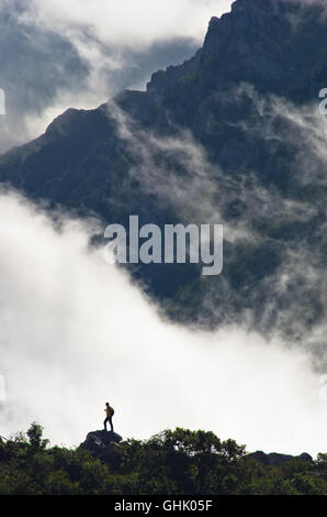 Des pics de montagne de Suva Planina au matin couvert de nuages Banque D'Images