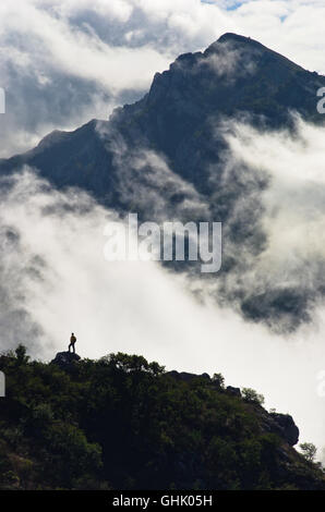 Des pics de montagne de Suva Planina au matin couvert de nuages Banque D'Images